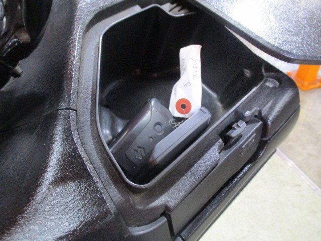 ここも大きい！！中古では早々にはない電子キー２本！スカブＭを買うときはここはよくチェックですよ！！